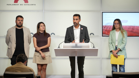 Alberto Bondesio (PSC), Anna Balsera (ERC), Andrés Garcia (Comuns) i Laure Vega (CUP), en roda de premsa al Parlament Alberto Bondesio (PSC), Anna Balsera (ERC), Andrés Garcia (Comuns) i Laure Vega (CUP), en roda de premsa al Parlament