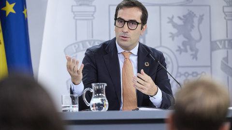 El ministro de Economía, Comercio y Empresa, Carlos Cuerpo, interviene durante una rueda de prensa tras el Consejo de Ministros, en el Palacio de la Moncloa, a 23 de septiembre de 2025.