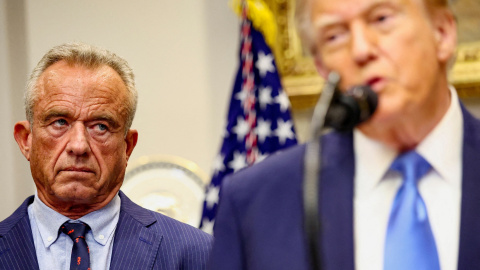 El secretario de Salud estadounidense, el antivacunas Robert F. Kennedy Jr., mira al presidente de EEUU, Donald Trump, durante su comparecencia en la Casa Blanca, en la que se relacionó el paracetamol con el autismo.