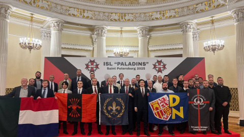 Rusia 2 Asistentes a la cumbre ultraderechista en San Petersburgo enseñan distintas banderas, entre ellas las de Falange y Democracia Nacional.