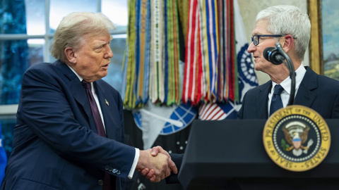 Reunión de Tim Cook, CEO de Apple, con Donald Trump en el despacho oval.