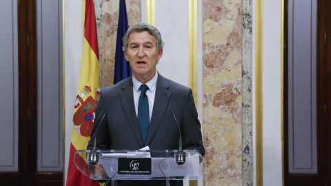 MADRID, 24/09/2025.- El presidente del PP, Alberto Núñez Feijóo, ofrece una rueda de prensa en el marco de la sesión de control al Gobierno en el Congreso de los Diputados en Madrid, este miércoles. EFE/ J.J. Guillén