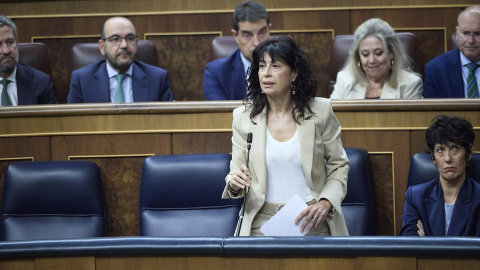 La ministra de Igualdad, Ana Redondo, interviene durante una sesión de control en el Gobierno, en el Congreso de los Diputados.