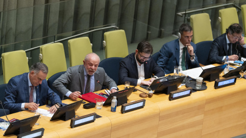 De izquierda a derecha, los presidentes de Uruguay, Yamandú Orsi, de Brasil, Luiz Inácio Lula da Silva, de Chile, Gabriel Boric, del Gobierno de España, Pedro Sánchez, y de Colombia, Gustavo Petro, durante la segunda edición del foro en defensa de la demo Los presidentes de Uruguay, Yamandú Orsi, de Brasil, Luiz Inácio Lula da Silva, de Chile, Gabriel Boric, del Gobierno de España, Pedro Sánchez, y de Colombia, Gustavo Petro, durante la segunda edición del foro en defensa de la democracia este miércoles en Nueva York