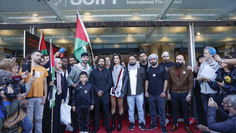 El director, Motaz Malhees, y la actriz, Saja Kilani, en la concentración en San Sebastián.