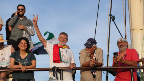 activista Varios activistas de la Flotilla se asoman a bordo de una de las embarcaciones que la integran.