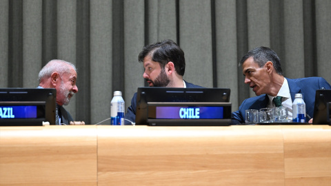 El presidente del Gobierno, Pedro Sánchez (d), conversa con el presidente de Chile, Gabriel Boric (c) y el presidente de la República Federativa de Brasil, Luiz Inácio Lula da Silva.