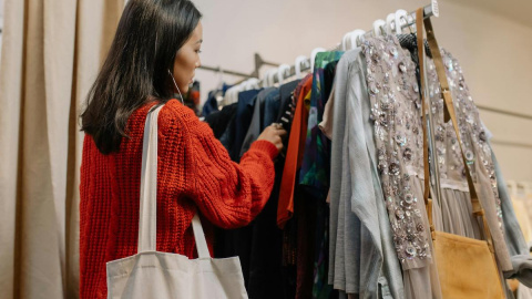 Wallapop y Vinted ofrecen un mercadillo de segnda mano en el teléfono móvil.