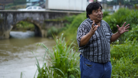 _ASD1200 Bernardo Caal frente al río Cahabón a su paso por Cobán.