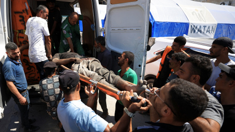 Palestinos transportan a un hombre herido en un ataque israelí, según médicos, en el Hospital Árabe Al-Ahli en la ciudad de Gaza, el 4 de septiembre de 2025. REUTERS/Dawoud Abu Alkas Palestinos transportan a un hombre herido en un ataque israelí, según médicos, en el Hospital Árabe Al-Ahli en la ciudad de Gaza, el 4 de septiembre de 2025. REUTERS/Dawoud Abu Alkas