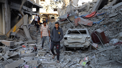 Ciudad-de-Gaza Palestinos inspeccionan los restos de un edificio atacado por el Ejército de Israel en ciudad de Gaza.
