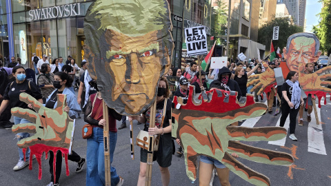 Personas sostienen pancartas durante una manifestación en contra de la guerra de Gaza y la presencia del primer ministro israelí, Benjamin Netanyahu, en la Asamblea General de la ONU.