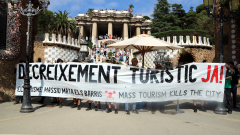 Turisme (1) Concentració contra el turisme massiu a les portes del Park Güell de Barcelona