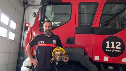 Francesc Castillo davant un dels camions de bombers del parc on realitza la seva tasca.