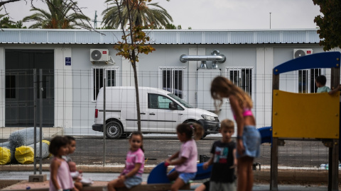 Niños jugando cerca de un colegio en València. Niños jugando cerca de un colegio en València.