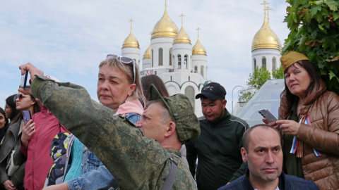 El público toma sitio para ver el desfile del “día de la victoria” contra el nazismo en Kaliningrado, frente a la Catedral de Cristo Salvador.