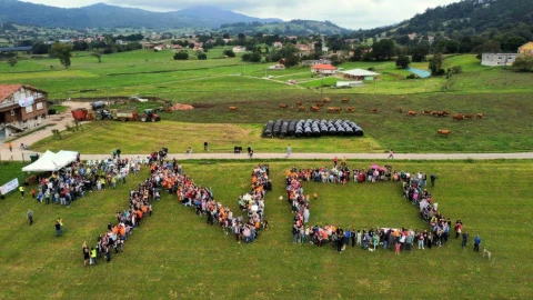 Concentración en Penagos contra la subestación Saguales y las torres de alta tensión del polígono eólico Briesa.