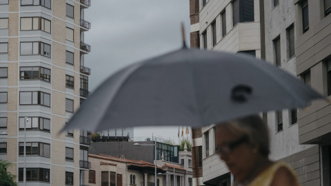 Una mujer camina bajo la lluvia en Castelló en una imagen de archivo.
