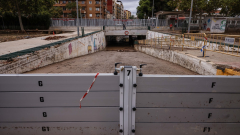 El túnel de al lado del barranco de La Saleta con lodo por las fuertes lluvias, en Aldaia.