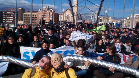 Imatge d'arxiu de dos manifestants disfressats de Pujol i Aznar en una de les primeres manifestacions contra el transvasament. l'any 2002