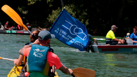 68da5e7768d38 Una pancarta donde se lee 'El Ebro sin caudal es la muerte del Delta' en la 24ª Piraguada en defensa del Ebro.