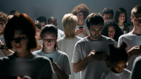 La adicción al móvil es un problema de la sociedad contemporánea. La adicción al móvil es un problema de la sociedad contemporánea.