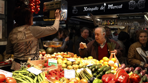 Un client comprant en una parada de fruites i verdures del Mercat Central de Tarragona, en una imatge d'arxiu