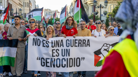 Manifestantes en Melilla piden el fin del genocidio en Palestina.