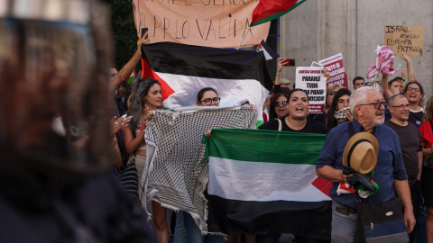 Varias personas con banderas de Palestina irrumpen la Gran Vía antes de pasar la etapa 21 de la Vuelta Ciclista a España. Varias personas con banderas de Palestina irrumpen la Gran Vía antes de pasar la etapa 21 de la Vuelta Ciclista a España.