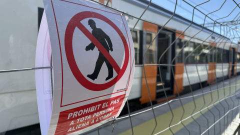 Cartell de prohibit el pas a l'accés de l'andana en sentit Barcelona a l'estació de Rodalies de la Garriga Cartell de prohibit el pas a l'accés de l'andana en sentit Barcelona a l'estació de Rodalies de la Garriga
