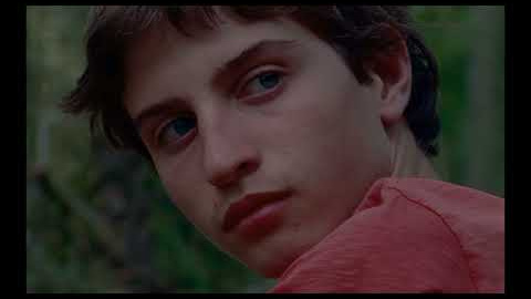 Tráiler de 'Estrany riu'.

Dídac tiene dieciséis años y viaja en bicicleta por el Danubio con su familia. Entre días calurosos, un encuentro inesperado cambia el rumbo del viaje: un misterioso chico aparece entre las aguas del río. Su presencia enigmática no solo despierta algo nuevo en Dídac, sino que empieza a alterar la relación con su familia.

Dirección: Jaume Claret Muxart
Guion: Jaume Claret Muxart, Meritxell Colell
Reparto: Jan Monter, Nausicaa Bonnín, Jordi Oriol, Bernat Solé, Francesco Wenz

España | 2025 | Duración: 103' | Idioma: catalán, alemán

Distribuidora: Elastica

Estreno el 3 de octubre