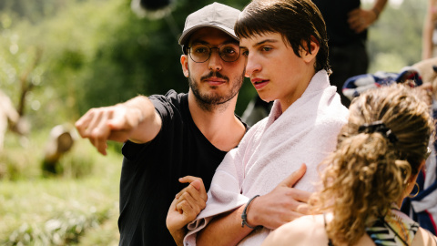 El director Jaume Claret dando instrucciones a Jan Monter en el rodaje de 'Estrany riu'.