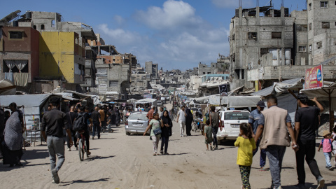 Palestinos desplazados internamente caminan en Khan Younis, en el sur de la Franja de Gaza.