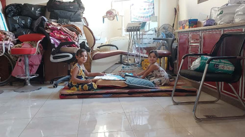 Lamia y Habeeba en la clínica dental que se ha transformado en su hogar improvisado en Nuseirat.
