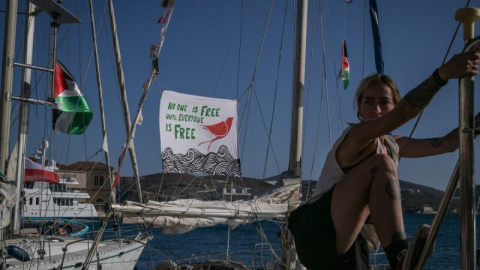 AFP__20250914__74GK7WE__v3__MidRes__GreecePalestinianIsraelGazaAid Una pancarta de apoyo a Palestina atada a un barco antes de unirse a la Flotilla Global Sumud.