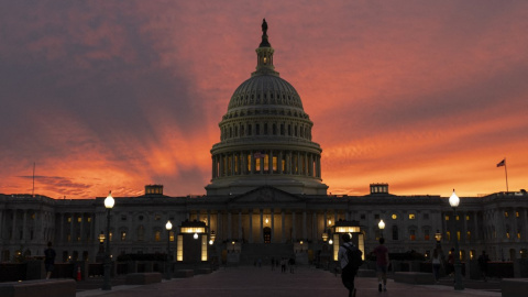 Anochecer sobre el Capitolio en el día en el que el gobierno federal de EEUU ha entrado en suspensión de pagos.