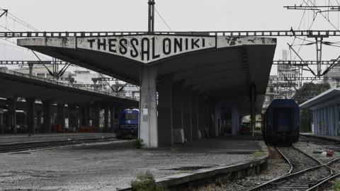 ATrenes estacionados en la estación de tren durante una huelga general de 24 horas en Tesalónica el 1 de octubre de 2025. Grecia se paralizará el 1 de octubre de 2025 en una huelga general de 24 horas contra los planes del gobierno conservador de introduc Trenes estacionados en la estación de tren durante una huelga general de 24 horas en Tesalónica el 1 de octubre de 2025. Grecia se paralizará el 1 de octubre de 2025 en una huelga general de 24 horas contra los planes del gobierno conservador de introducir una jornada laboral de 13 horas. El transporte en Atenas, los trenes y los servicios de ferry se verán interrumpidos, mientras que profesores, personal hospitalario y funcionarios también participan en la movilización. (Foto de Sakis Mitrolidis / AFP)