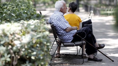 Un pensionista descansa en un banco de un parque de Madrid.Eduardo Parra / Europa Press19 julio 2019, anciano, vejez19/7/2019