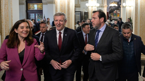 De izquierda a derecha, la alcaldesa de A Coruña, Inés Rey; el presidente de la Xunta, Alfonso Rueda; y el ministro de Transportes, Óscar Puente, en una imagen de archivo.