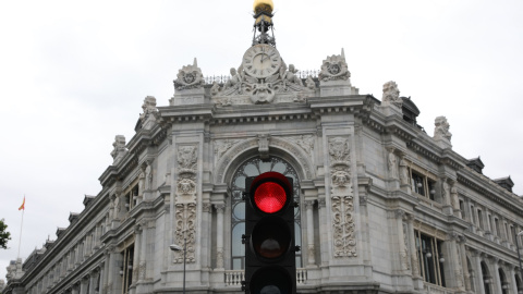 Un semáforo en rojo cerca del edificio del Banco de España, en Madrid. Un semáforo en rojo cerca del edificio del Banco de España, en Madrid.