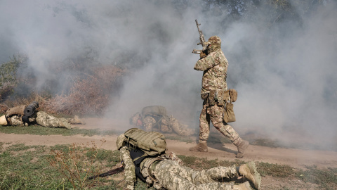 Soldados ucranianos realizan simulacros militares en la frontera con Rusia.