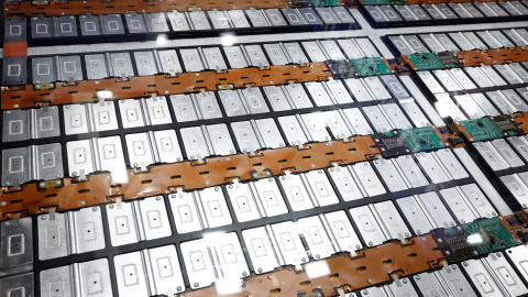 Una batería de iones de litio para vehículos eléctricos (VE) en el Salón del Automóvil de París 2024.