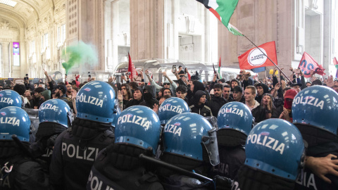 Protestas propalestinas en la estación central de Milán, en Italia.