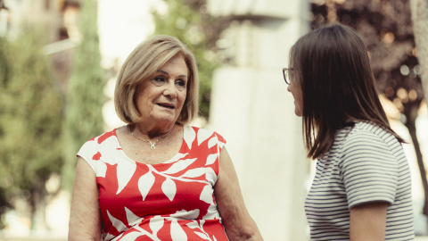 Una persona mayor hablando con una técnica del programa Siempre Acompañados de la Fundación ”la Caixa”. Una persona mayor hablando con una técnica del programa Siempre Acompañados de la Fundación ”la Caixa”.