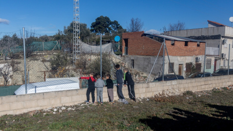 (Foto de ARCHIVO)Varios niños durante la entrega de regalos a los niños del sector V de la Cañada Real, a 11 de enero de 2025, en Madrid (España). La Fundación Madrina ha organizado esta iniciativa con el fin de que los niños de la Cañada Real tengan regalos tras estas fechas navideñas. Los Reyes han repartido un total de 500 juguetes aproximadamente.Ricardo Rubio / Europa Press11 ENERO 2025;CAÑADA REAL;REGALOS;NAVIDAD;REYES MAGOS;JUGUETES;NIÑOS11/1/2025