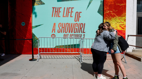 Dos jóvenes se abrazan junto al evento organizado por Spotify en torno al nuevo disco de Taylor Swift ('The Life of a Showgirl'), en Nueva York. Dos jóvenes se abrazan junto al evento organizado por Spotify en torno al nuevo disco de Taylor Swift ('The Life of a Showgirl'), en Nueva York.