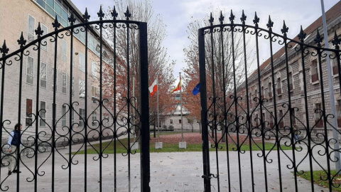 Admite año y medio de cárcel e indemnizar con 40.000 euros al hombre al que dio un cabezazo y perdió diez dientes Admite año y medio de cárcel e indemnizar con 40.000 euros al hombre al que dio un cabezazo y perdió diez dientes