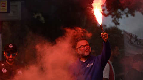 marsella Un hombre sostiene una bengala durante una manifestación en Marsella.