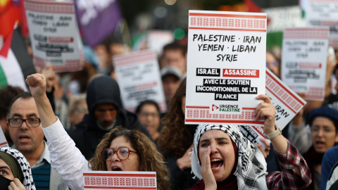 Manifestantes en una protesta en París por el asalto de Israel a los barcos de la Flotilla Global Sumud, que buscaban llegar a Gaza. Manifestantes en una protesta en París por el asalto de Israel a los barcos de la Flotilla Global Sumud, que buscaban llegar a Gaza.