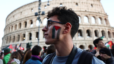 coliseo Un manifestante propalestino participa en una protesta frente al Coliseo.